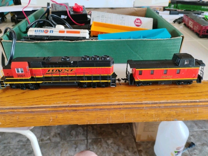 HO Bachmann GP 40 Speed BNSF with Caboose, 5 Cars, Oval EZ Track Pre-owned