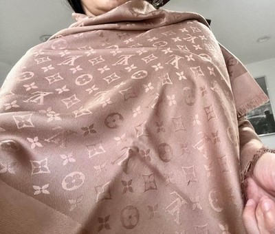 Authentic Louis Vuitton CAPPUCCINO Shawl, Ref M75872