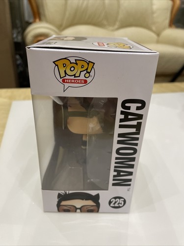 Funko Pop Super Heroes #225 DC COMICS BOMBSHELLS CATWOMAN Vinyl Figure - Picture 3 of 6