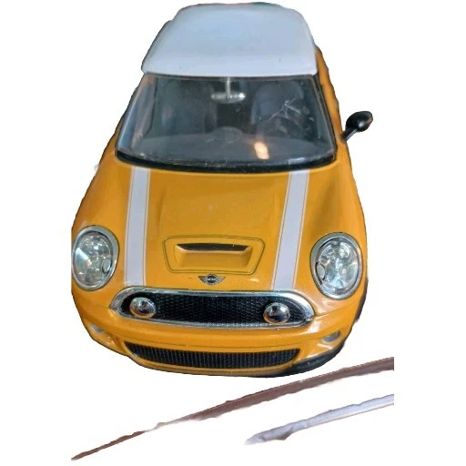 JADA DUB CITY 2007 MINI COOPER S escala 1:24 amarillo y blanco 2 tonos sin caja. Foto 2 de 4