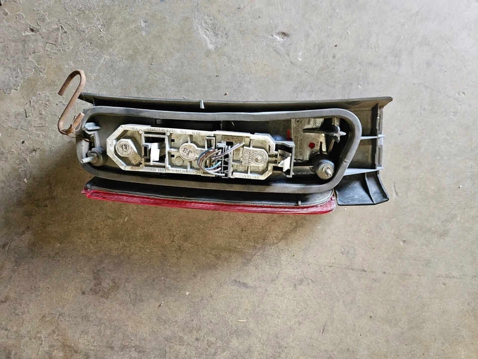 1998-2000 VOLVO V70 WAGON L/S TAILLIGHT USED (23) - Image 2 of 2