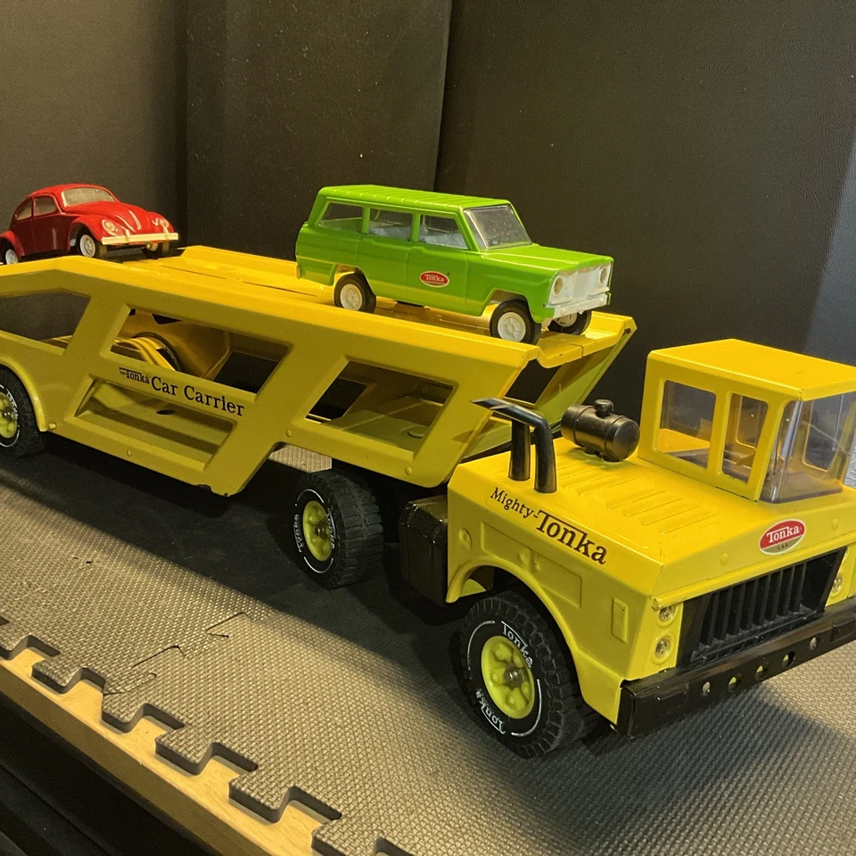 Vintage Mighty Tonka Car carrier 1968 w 2 Tonka Vehicles, Very Nice # 3990 - Image 2 of 4