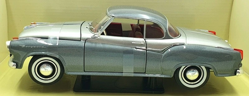 Diecast Revell escala 1/18 08859 - cupé Borgward Isabella - plateado/gris Foto 3 de 4