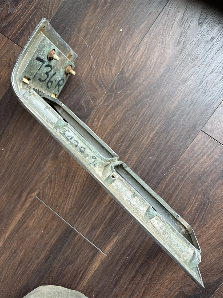 1976 年 Olds 88 头灯边框右手环绕装饰 80 八 OEM 551760 76 — 第 2/4 张图片