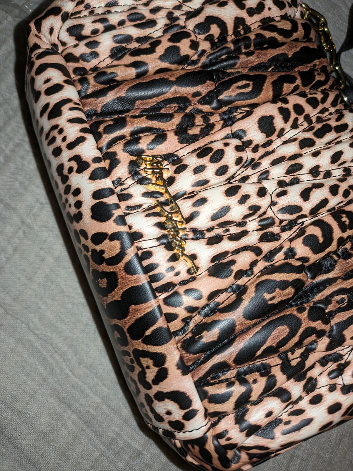 BETSEY JOHNSON PUCKET UP CROSSBODY BAG CHEETAH LEOPARD HOT PINK LIPS CHAIN NWT