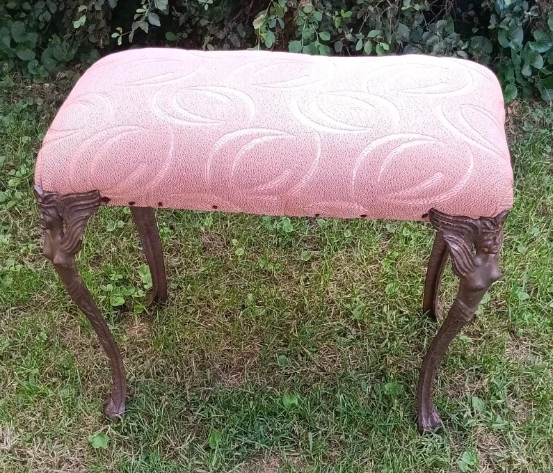 Banco tocador victoriano de hierro fundido figurativo doncella alado valquirias asiento antiguo Foto 2 de 4