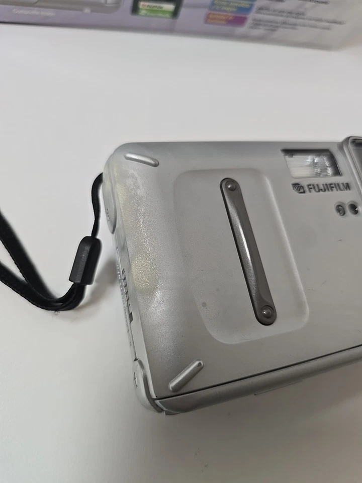 Fujifilm Digital Camera DX-8 0.4MP Silver - Image 4 of 4