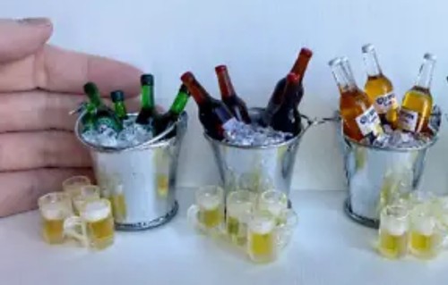Barbi Puppenhaus Miniatur Getränke Mini Bierkrüge Schnaps Alkohol dunkel Set 👻🧲 5 Stück - Bild 10 von 12