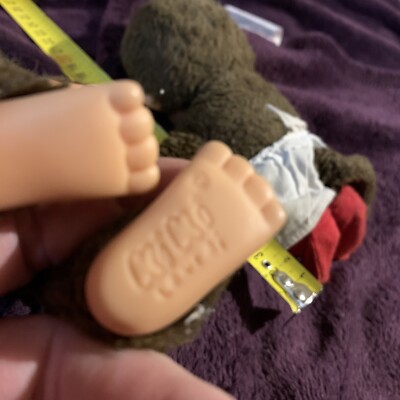 Peluche singe KIKI LE VRAI yeux marron signé sous le pied 18 cm