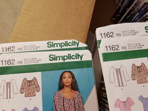 Simplicity 1162 Bluse Variationen Damen 6-14, 14-22 ungeschnitten in K Designs - Bild 2 von 3