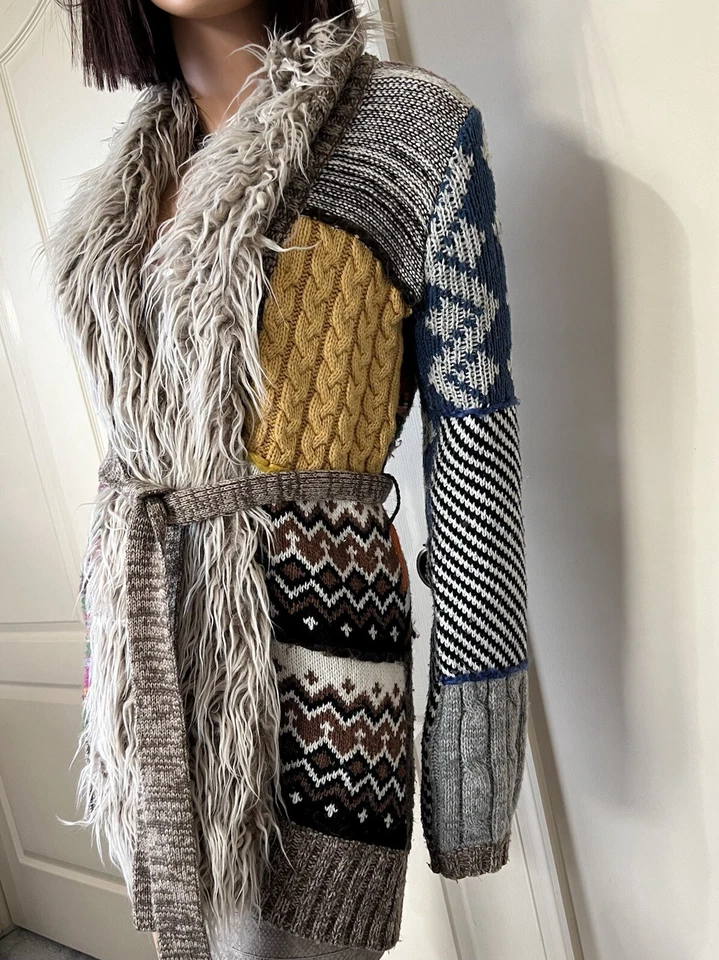 Cárdigan Desigual Imitación Piel Frente Abierto Bordado Trasero Patchwork - Talla Pequeña Foto 2 de 4