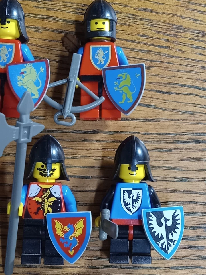 Lego Classic Castle Knights Minifigure Lot Wolfpack Cape Shield Plume  Crusader - Image 4 of 4