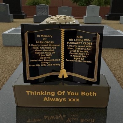 Grabmalbuch für Erwachsene auf einem Sockel mit Rückenkarton. Grabsteine. Denkmal. Tribute