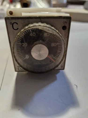 Omron Temperature Controller E5C2-R20P-DIN. 