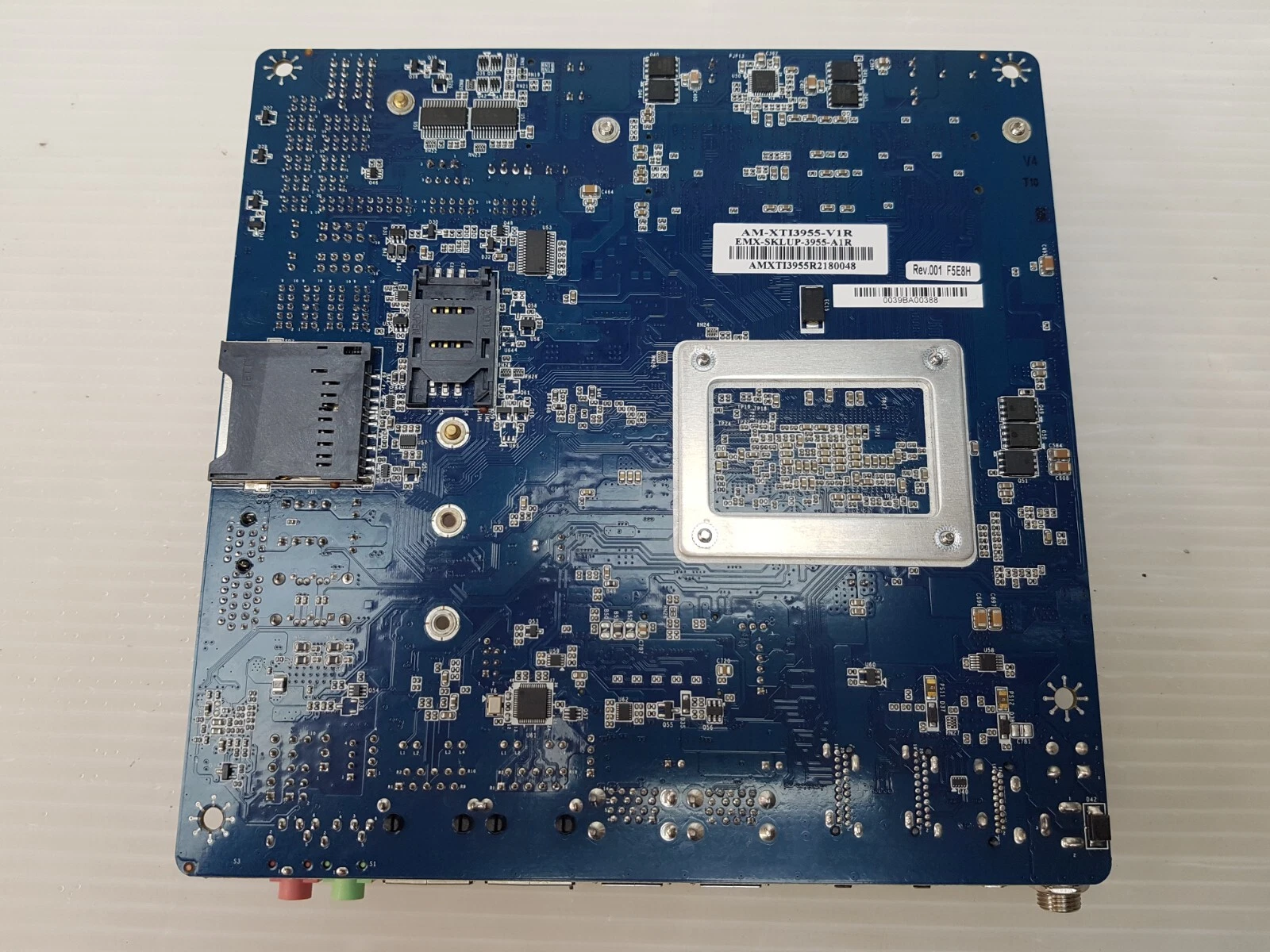 Underside of the Avalue EMX-SKLUP board with SD and SIM card slots