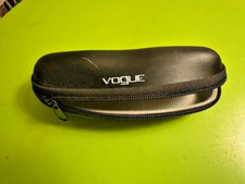 Etui na okulary Vogue. Półtwardy, zamek błyskawiczny wokół. Czarny.