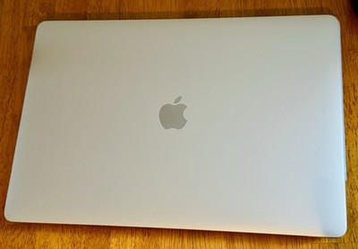 Apple MacBook Pro 15-inch 2019 Silver i7 16GB RAM SSD UHD 630 GPU w/ Case