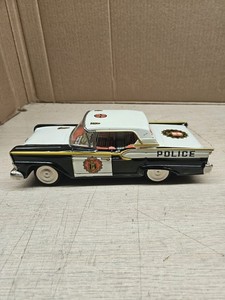 Véhicules de police en circuit routier et miniatures