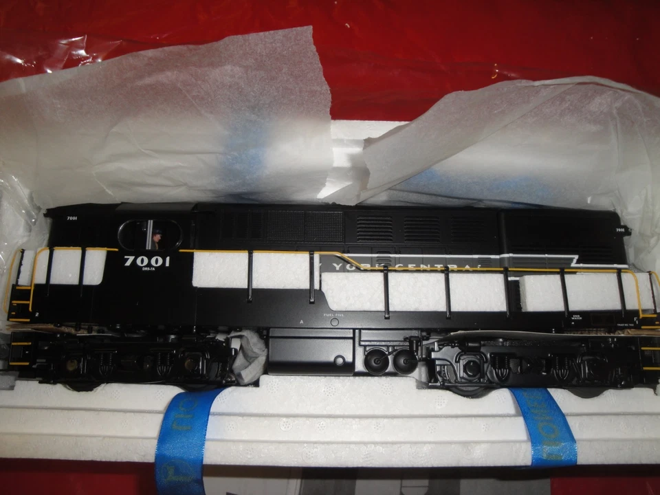 Lionel O Gauge 18385 powered 18386 dummy NYC New Your Central H16-44 Diesel set - Image 4 of 4