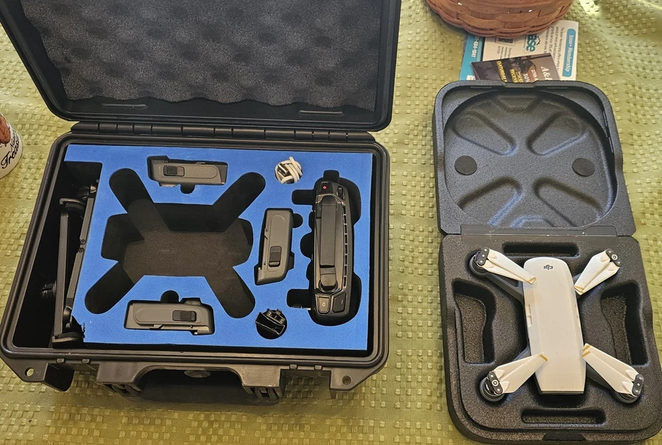 DJI Spark Fly More Combo con Estuche y Soporte para Tablet/Teléfono, 4x Cargador de Batería  Foto 4 de 4