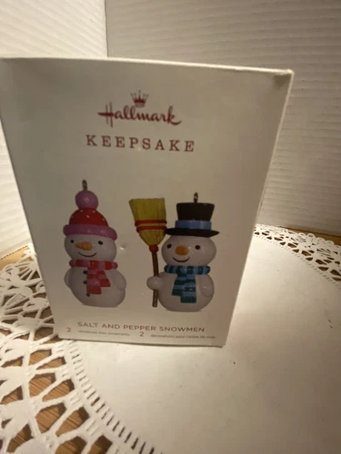 Hallmark NIB Snowmen Salt And Pepper Shaker Ornaments 