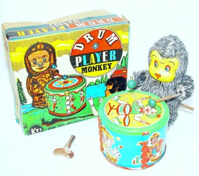 Kiran Toys Delhi India DRUM PLAYER MONKEY Coca Cola Tin Can WIND-UP Toy NMIB`60!
