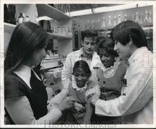 1974 Press Photo Conducting cancer research tests is Dr. Gottfried Kellermann.