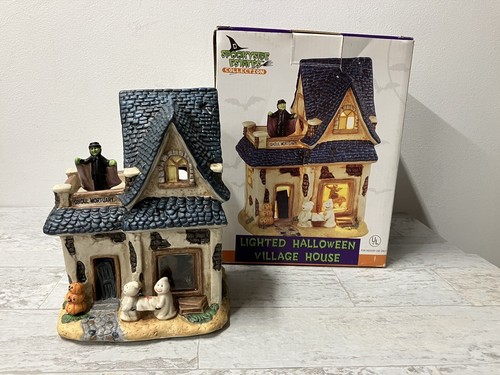Halloween Dorfhaus GHOUL MORTUARY Spookyside Estates beleuchtet mit Verpackung