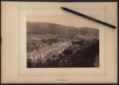 Fotografie Schmidt, Pforzheim, Ansicht Wildbad a. E., Blick auf den Ort im Schw 