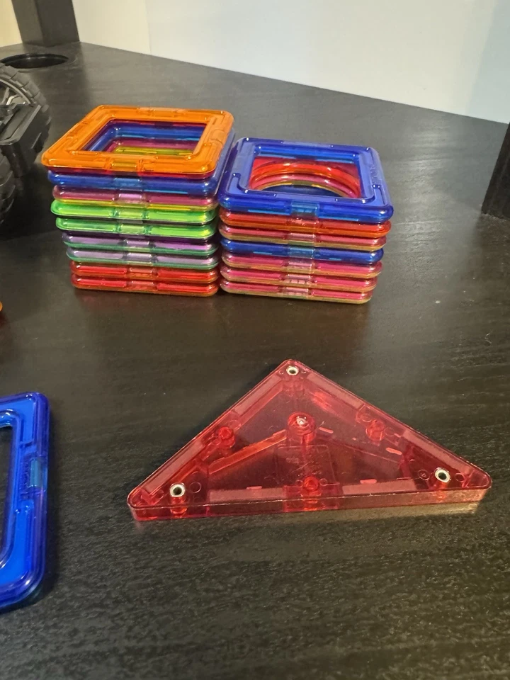 Magformers 40+-teiliges Magnetset - authentisch, gebraucht, gemischte Formen mit Rädern - Bild 4 von 4