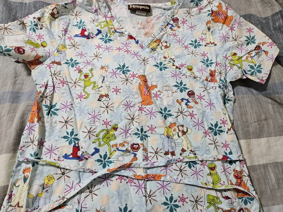 The Muppets Winter Print Scrub Top XS Kermit Miss Piggy Fozzie And Animal - Image 3 of 4