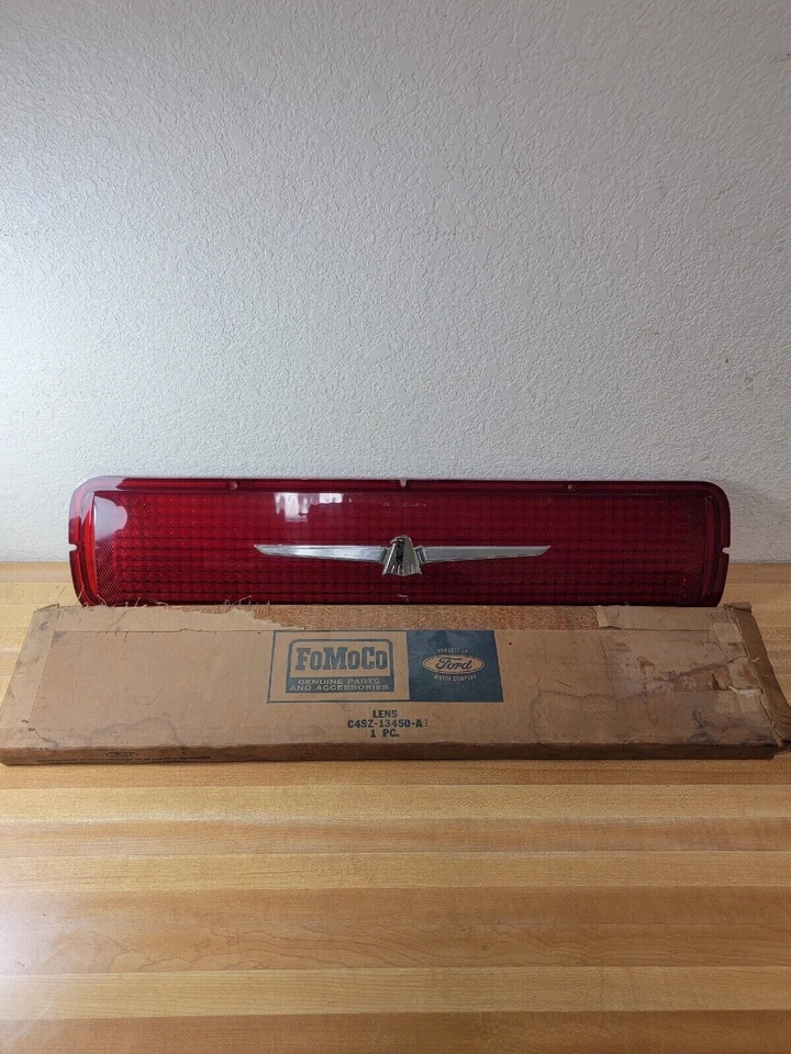 Lente de luz trasera Ford Thunderbird 1964 C4SZ-13450-A-1 NOS Foto 2 de 4
