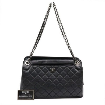 CHANEL Umhängetasche Leder Vintage schwarz mit COCO Logo Metall 152893023