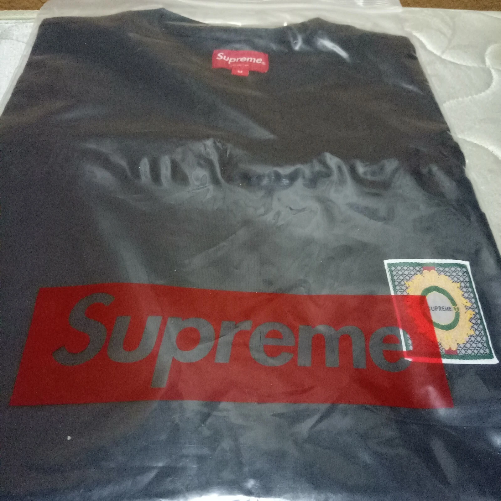 T shirt noir de poche DS Supreme Crest Label flambant neuf M   moyen