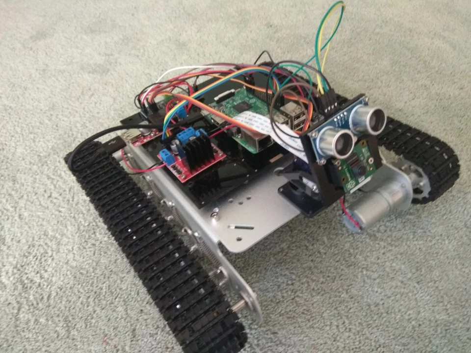 Robot-tanque alimentado por Raspberry Pi, listo para IA, con Tensorflow y OpenCV Foto 3 de 4
