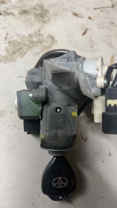 1997-2006 Toyota Camry Ignition Switch Without Lock Cylinder W/Key Assembly Oem - Imagem 2 de 4