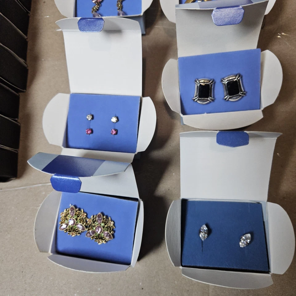 Lote de 30 pendientes Avon en caja, revendedores, coleccionistas. 1992-2008 Foto 2 de 4