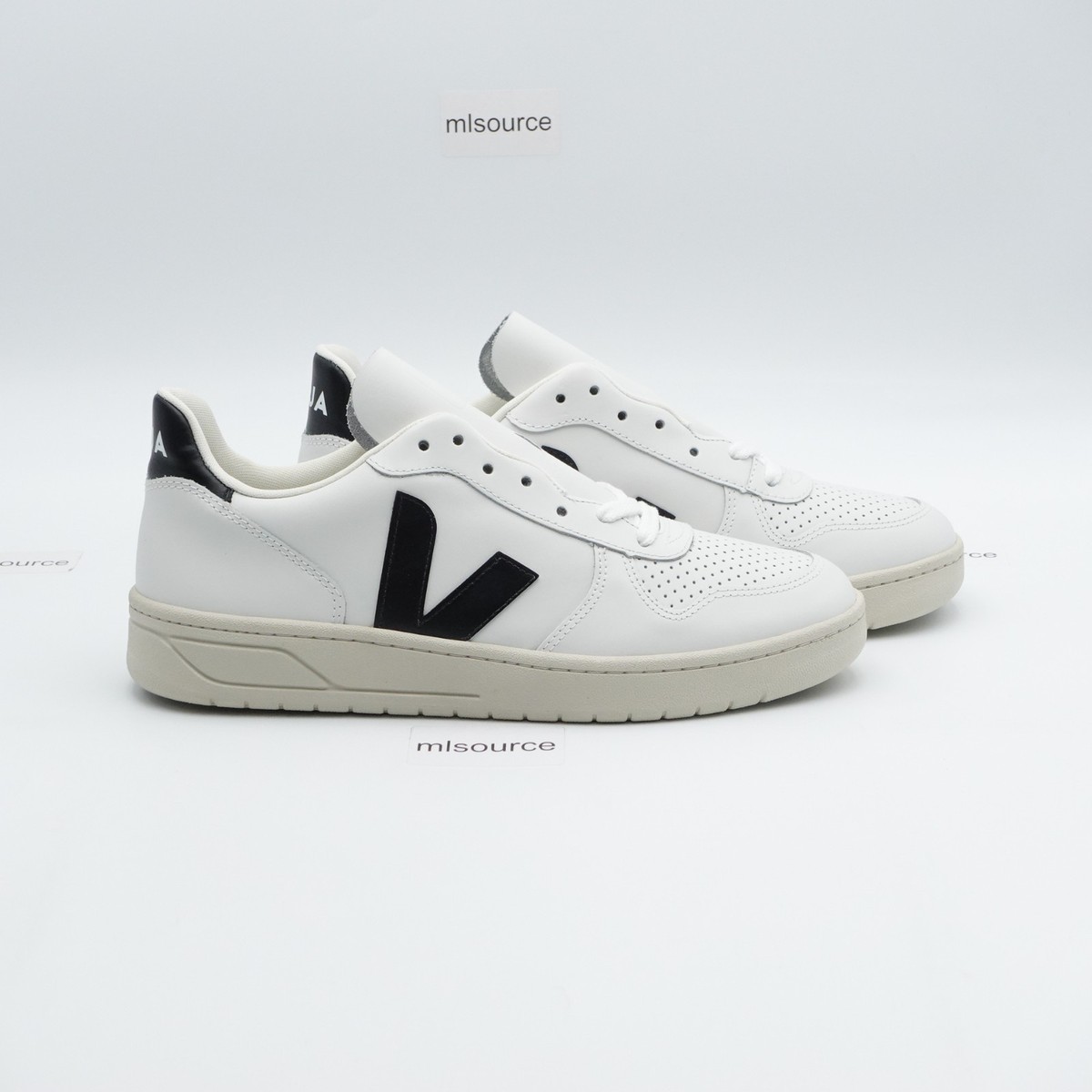 Size 10 Women's / 8 Men's / 41 EUR Veja V-10 Leather Sneakers
