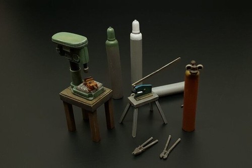 Hauler Models 1/35 BENCH DRILL LEVER SHEARS & OXY ACETYLENE BOTTLES Resin Set - Picture 4 of 6