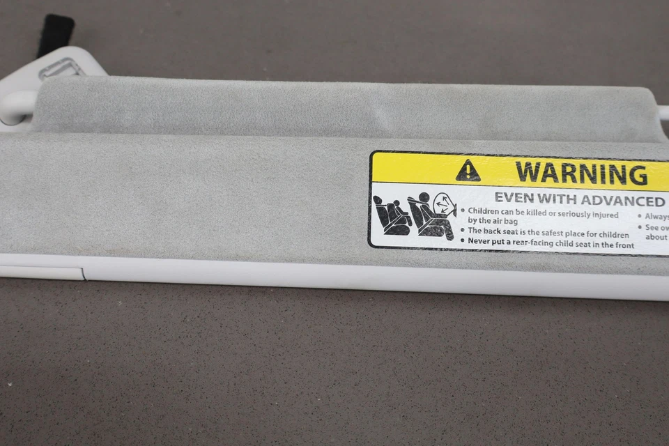 Fisker Ocean 2023 un par de parasoles interiores diestros y diestros con iluminación LED (sal marina) Foto 4 de 4