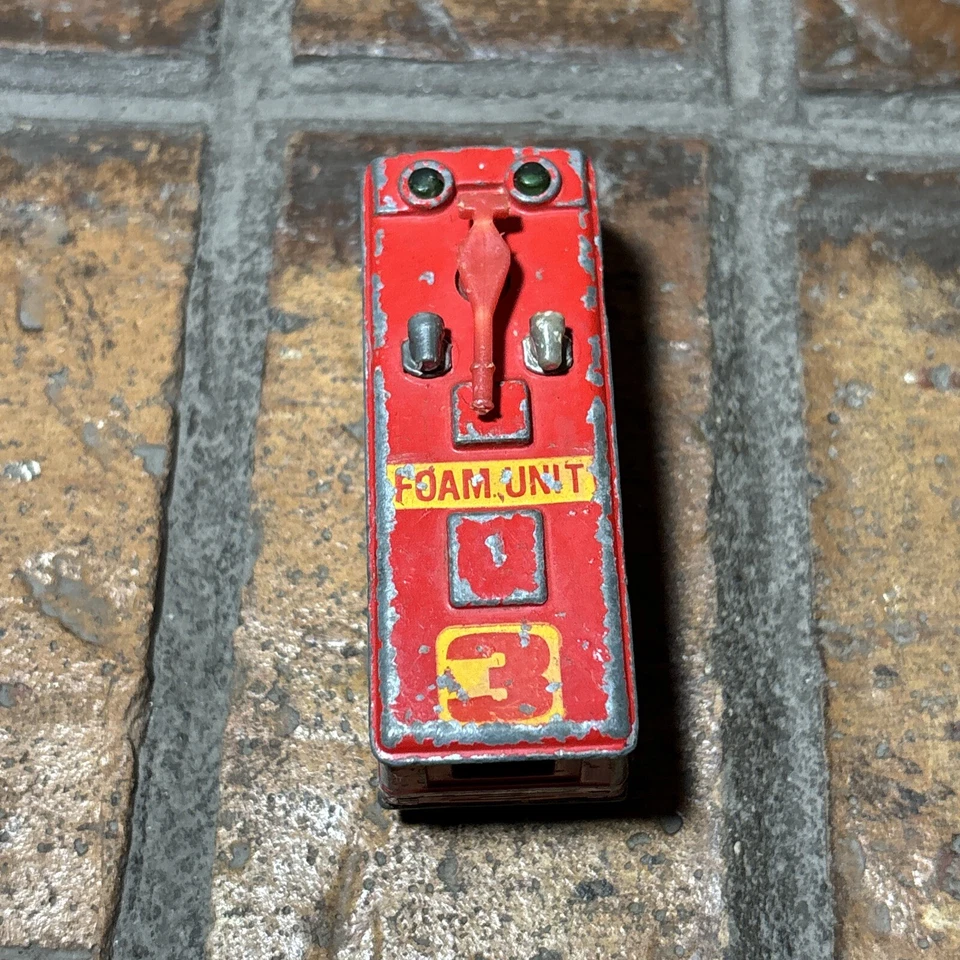 VTG ✅ Matchbox 1980 Command Vehicle 1:64 Red Metro Airport Foam Diecast ✅Toy Car - Image 2 of 4