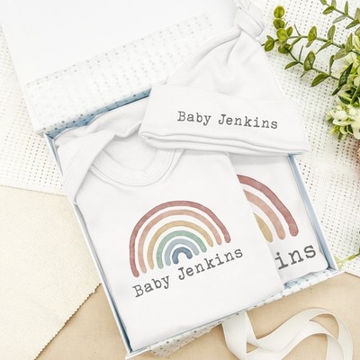 Personalisiertes Unisex Regenbogen Baby Kleidung Optionaler Korb Geschenkset