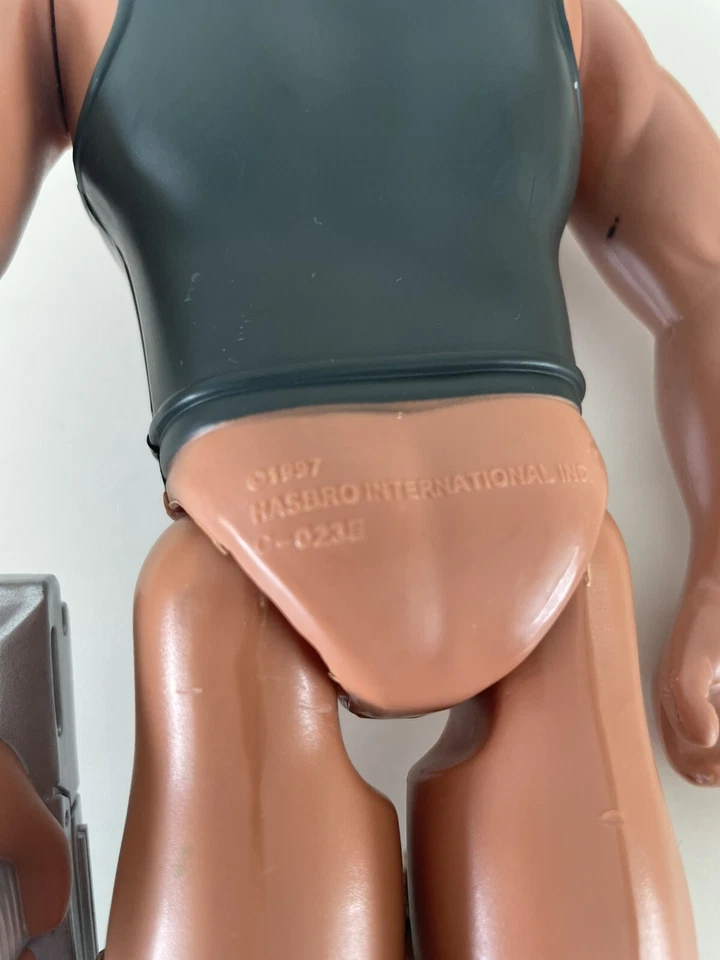 Figura de juguete Hasbro coleccionable de colección Action Man 1997 con pistola y pantalones camuflados Foto 3 de 4
