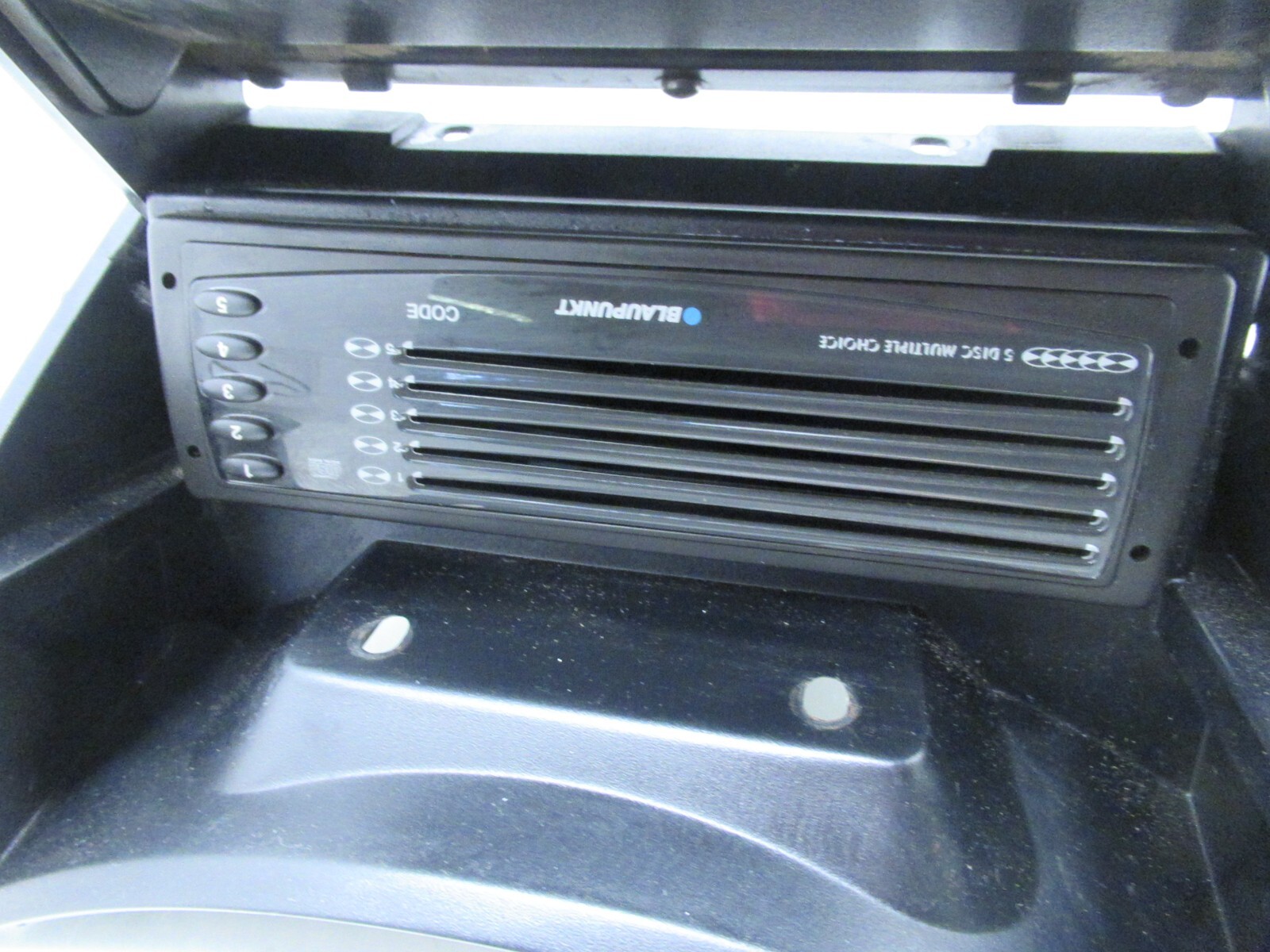 04-08 MASERATI QUATTROPORTE CD CHANGER STORAGE COMPARTMENT OEM