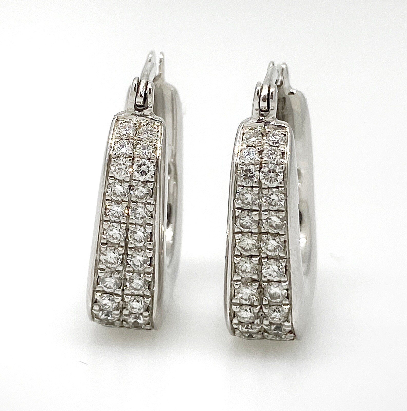 FILA Orecchini a cerchio corto diamanti due file in oro bianco 18k HM502I