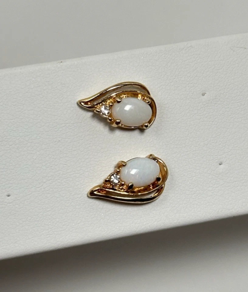 Pendientes perforados vintage enchapados en oro con detalles de diamantes de imitación transparentes de ópalo blanco Foto 3 de 4