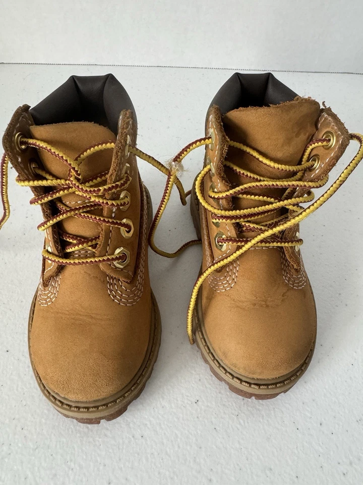 Botas infantis Timberland tamanho 5m em excelente estado usado couro marrom - Imagem 2 de 4