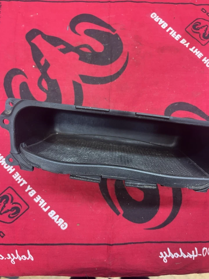 02 05 Dodge Ram 1500 2500 3500 Radio Bisel Almacenamiento Cubby con Alfombrilla OEM 5GT17TRMAA Foto 3 de 4