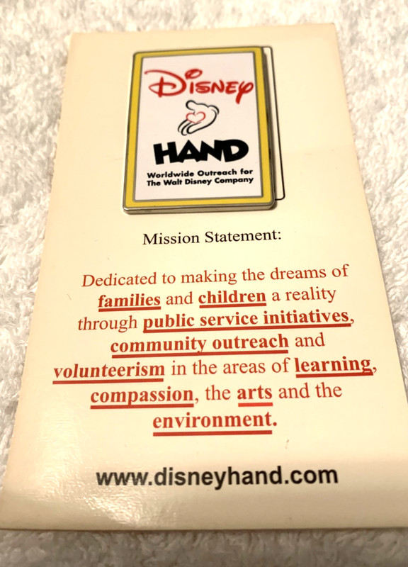 DISNEY "VOLUNTEARS" OUTREACH (HELPING HAND) PIN ON CARD 2003 - MINT