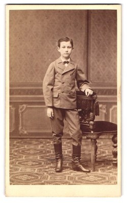 Fotografie Baldi & Würthle, Salzburg, Schwarzstr. 3, Halbwüchsiger Knabe im Anz 
